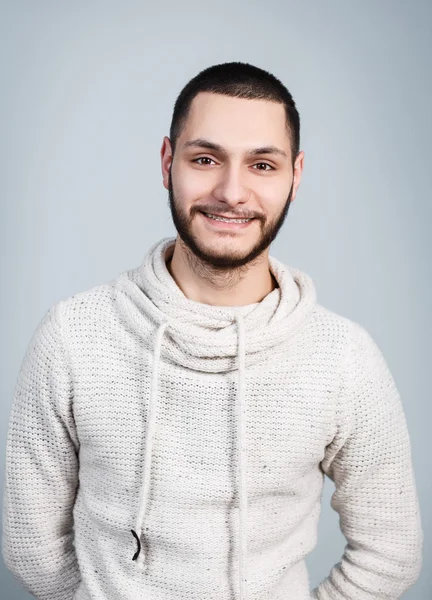 yakışıklı bir delikanlı bir gülümseme ile