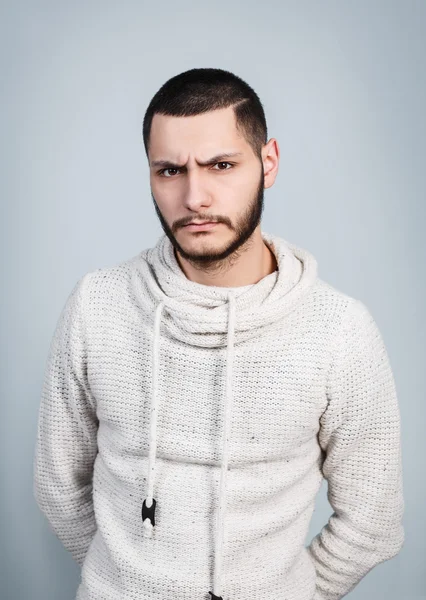 Ciddi bir yüz ile yakışıklı delikanlı