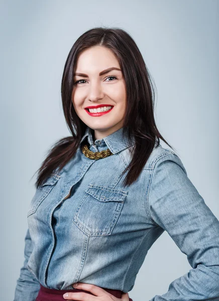 Jeune belle femme avec un large sourire — Photo