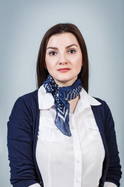 Ciddi bir yüz olan güzel kadın