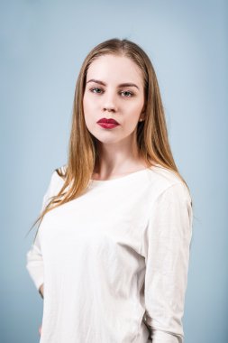 Ciddi bir yüz olan güzel kadın