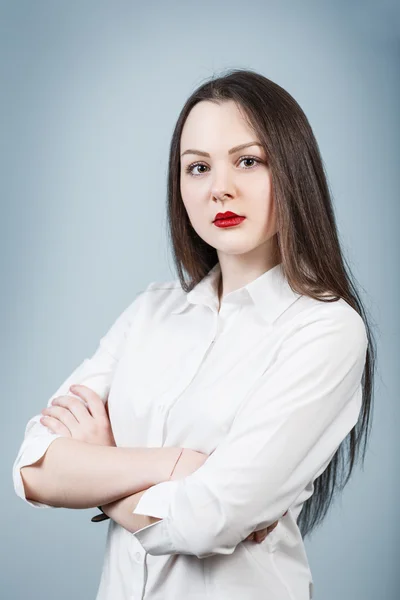 Jonge vrouw met gekruiste handen — Stockfoto