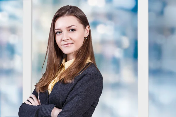 Joven hermosa mujer sonriendo — Foto de Stock