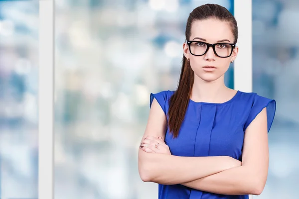 Junge schöne Frau lächelt — Stockfoto