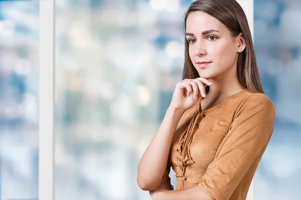 Junge schöne Frau lächelt — Stockfoto