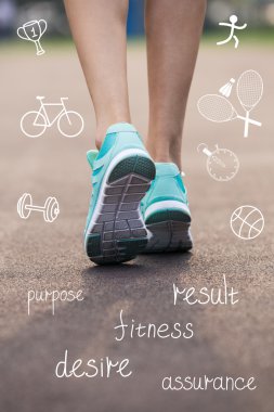 Spor simgeleri ile spor ayakkabı ayaklarda kadın