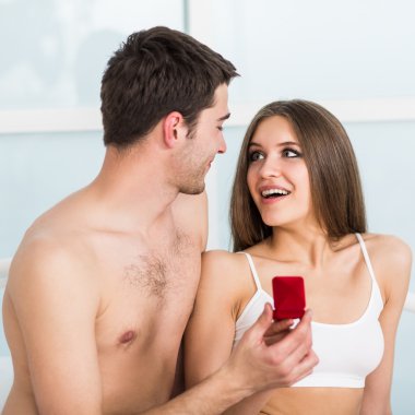 adam kız arkadaşına bir teklif yapar