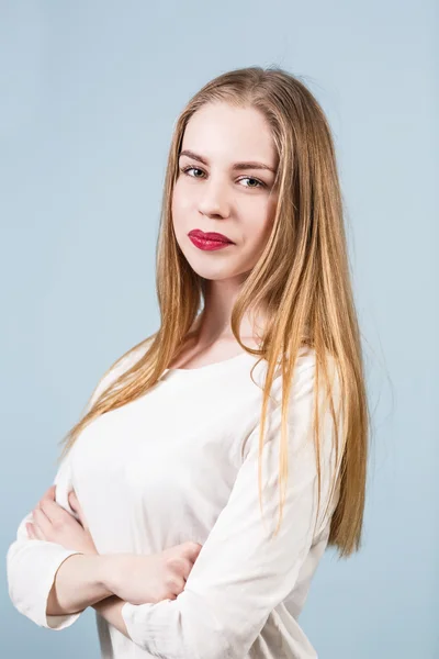 Jeune femme avec les mains croisées — Photo