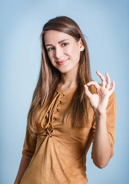 Giovane bella donna mostra segno OK — Foto Stock