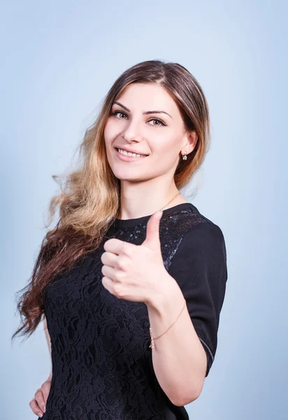 Молодая женщина с большим пальцем вверх жестом — стоковое фото