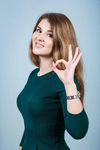 Fiatal szép nő megmutatja az ok jele — Stock Fotó