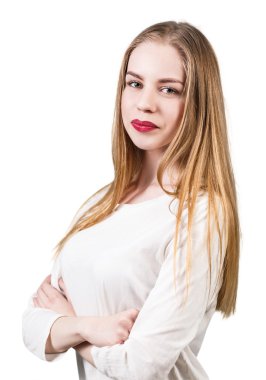 Elleri çapraz genç kadın