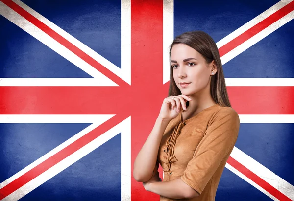 Vrouw permanent op de achtergrond van de vlag Uk — Stockfoto