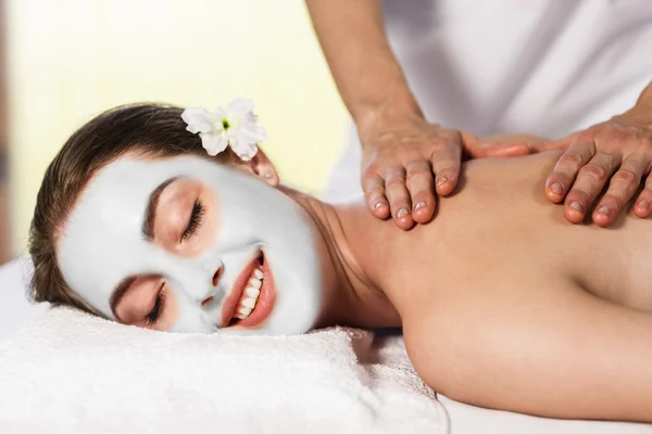 Kvinna med cly mask njuter av massage. — Stockfoto