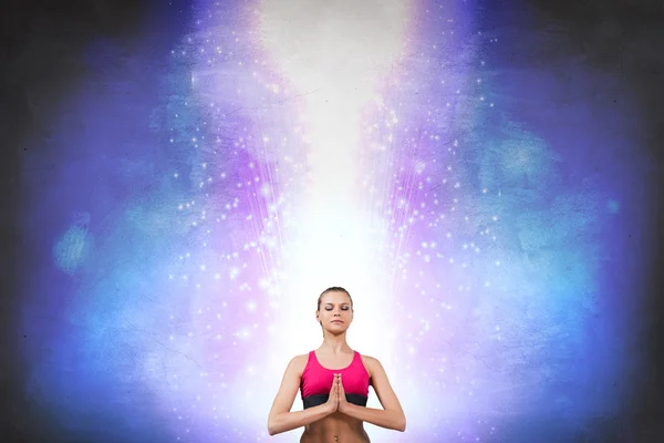 Mujer joven practicando yoga pose de loto — Foto de Stock