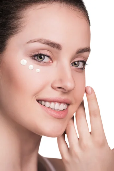 Chica con puntos crema en la cara — Foto de Stock