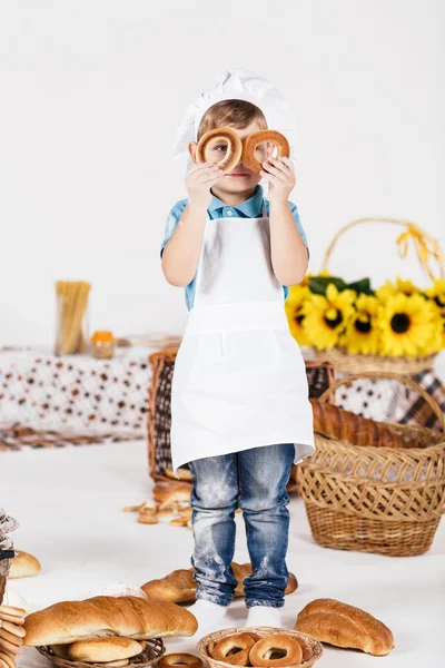 Jongen chef-kok koken in de keuken — Stockfoto