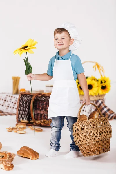 Jongen chef-kok koken in de keuken — Stockfoto