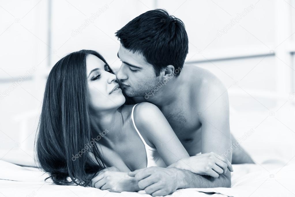 Coppia di innamorati a letto — foto stock © kotin #107702828 Immagini innamorati a letto