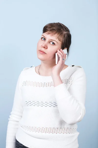Толстая женщина говорит по телефону — стоковое фото