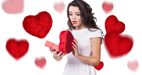 Glad ung kvinna med rött hjärta låda — Stockfoto