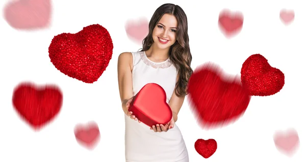 Mujer joven feliz con caja de corazón rojo — Foto de Stock