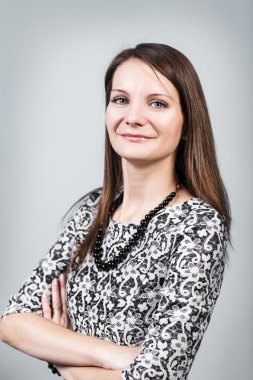 Elleri çapraz genç kadın