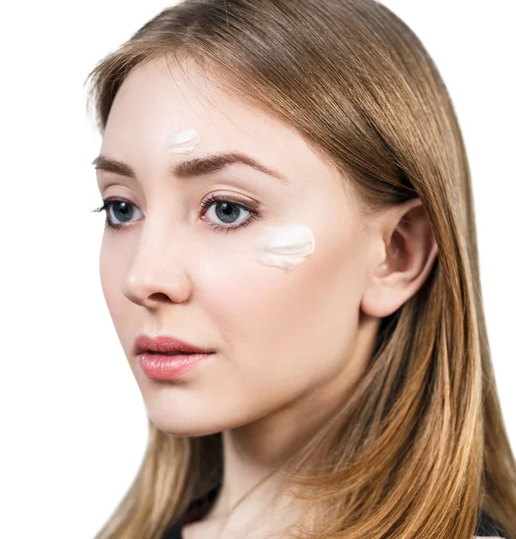 Mooie jonge vrouw met cosmetische crème — Stockfoto