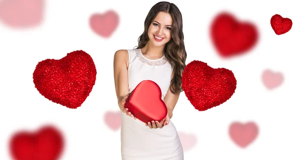 Mujer joven feliz con caja de corazón rojo — Foto de Stock