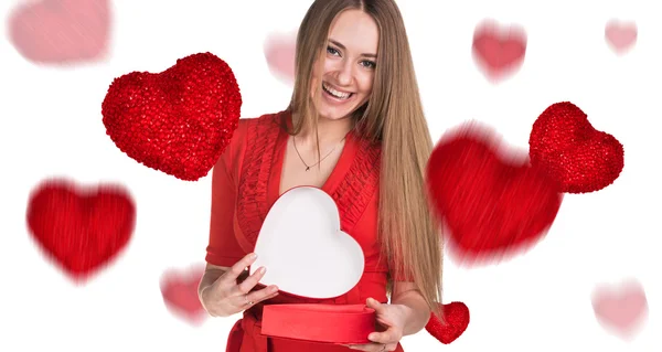 Mujer joven feliz con caja de corazón rojo — Foto de Stock