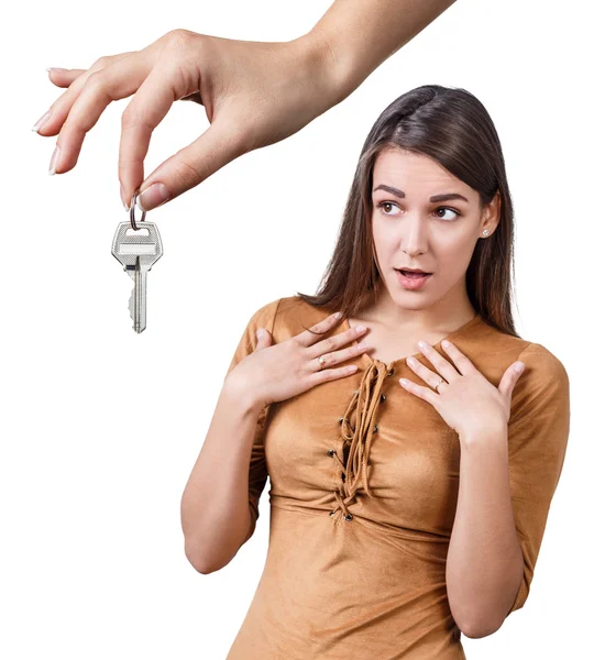 Dealer handing keys to happy young couple — Stock Photo, Image