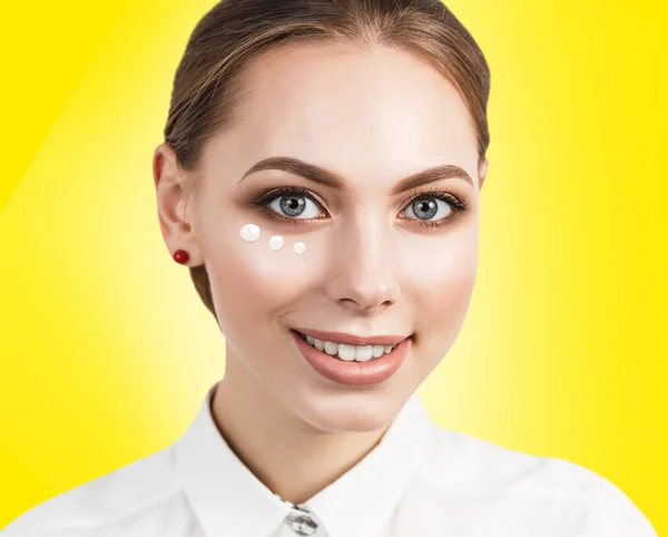 Porträt eines Frauengesichts mit Cremepunkten — Stockfoto