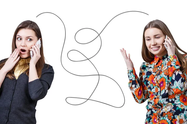 Duas meninas conversando por telefones celulares — Fotografia de Stock