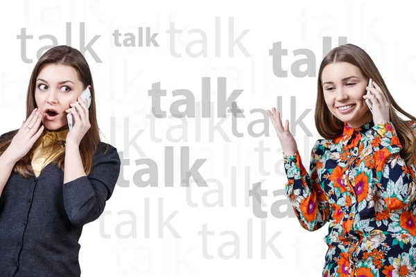Duas meninas conversando por telefones celulares — Fotografia de Stock