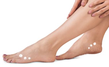 kadın nemlendirici krem uygulamak