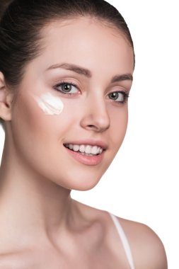 Güzel genç kadın kozmetik krem