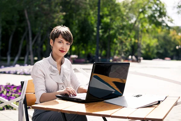 Atraente jovem mulher usando laptop — Fotografia de Stock