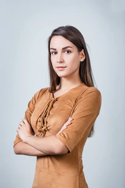 Mujer joven con las manos cruzadas —  Fotos de Stock