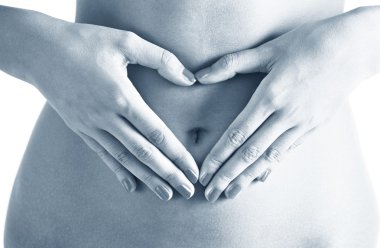vrouw met handen op een buik