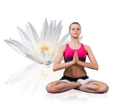 Lotus pozisyonunda oturan genç bir kadın.