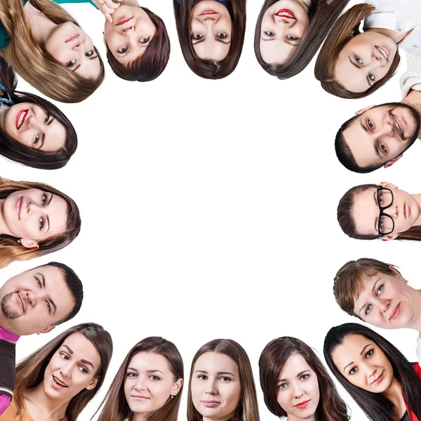 Groep van verschillende mensen vormen een frame — Stockfoto