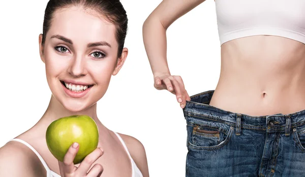 Kvinnan visar resultatet av kost bär stora jeans — Stockfoto