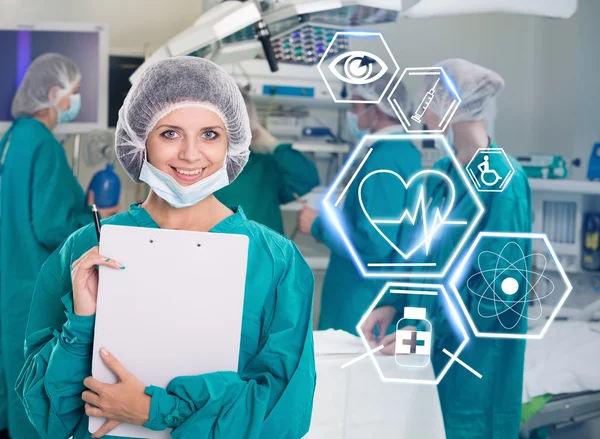 Chirurgie team met futuristische gezondheidszorg pictogrammen — Stockfoto