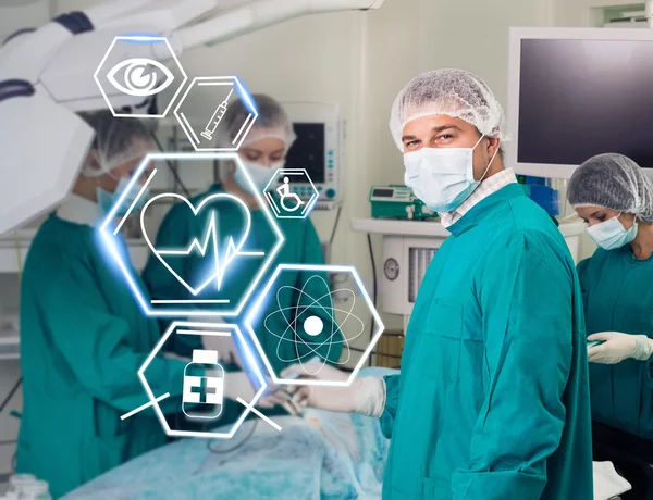 Equipe de cirurgia com ícones de saúde futuristas — Fotografia de Stock