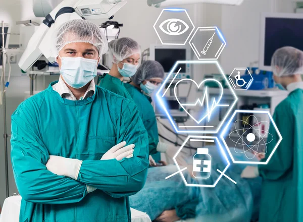Equipe de cirurgia com ícones de saúde futuristas — Fotografia de Stock
