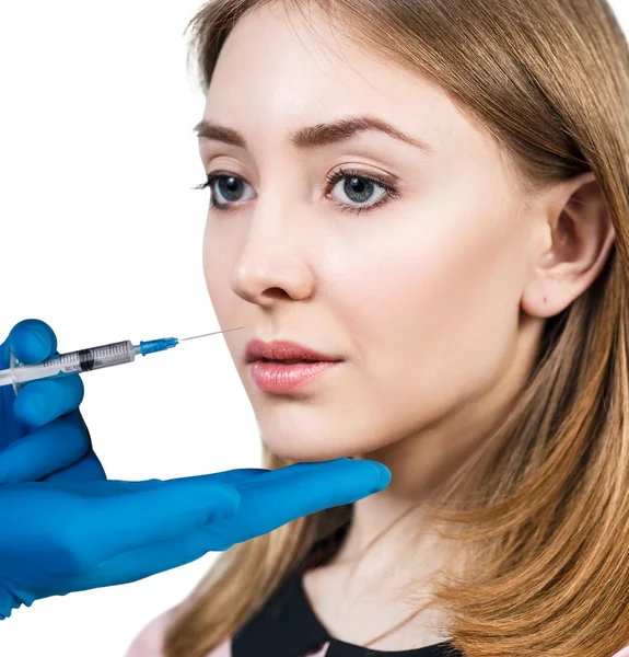 Jonge vrouw krijgen cosmetische injectie — Stockfoto