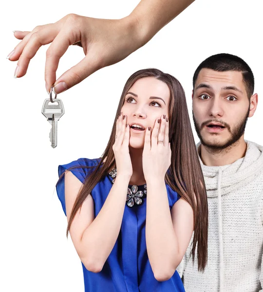 Negociante entregando chaves para o jovem casal feliz — Fotografia de Stock