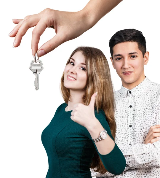 Givaren lämna nycklar till lyckliga unga par — Stockfoto