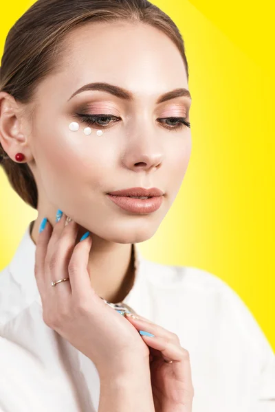 Retrato de cara de mujer con puntos crema — Foto de Stock