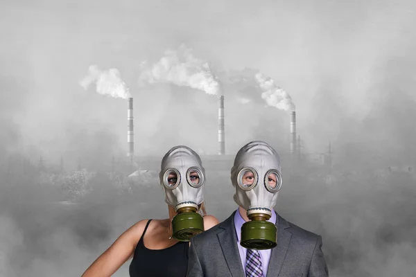 Pessoas usando máscara de gás no fundo da fábrica — Fotografia de Stock